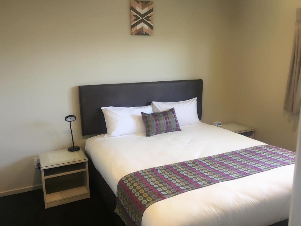 Ellerslie Palms Motel 23/68