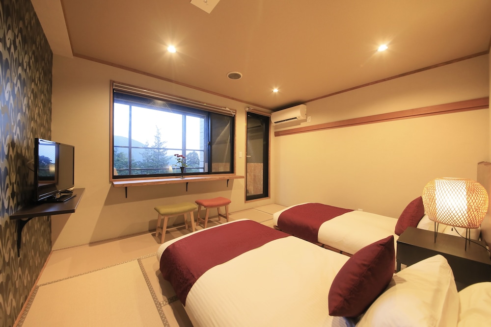 STANDARD, TWIN BEDS, MOUNTAIN VIEW, PRIVATE BATHROOM