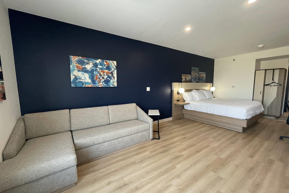 La Quinta Inn & Suites by Wyndham Jackson 10/32
