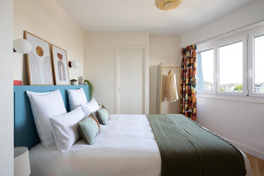 COMFORT, QUEEN BED