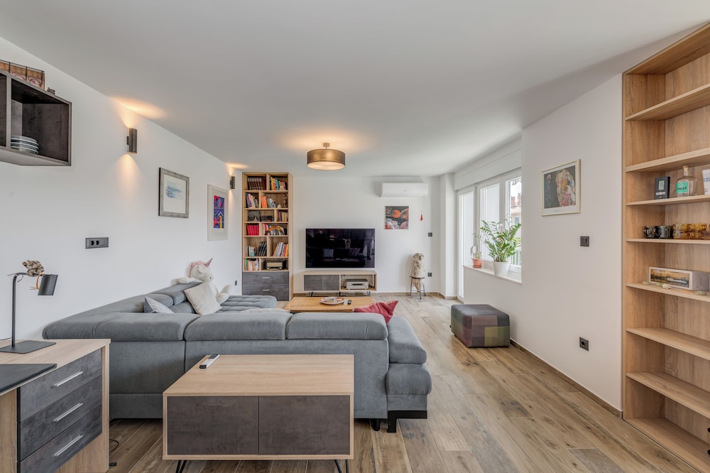 Bells & Whistles, Comfortable Condo 11/30