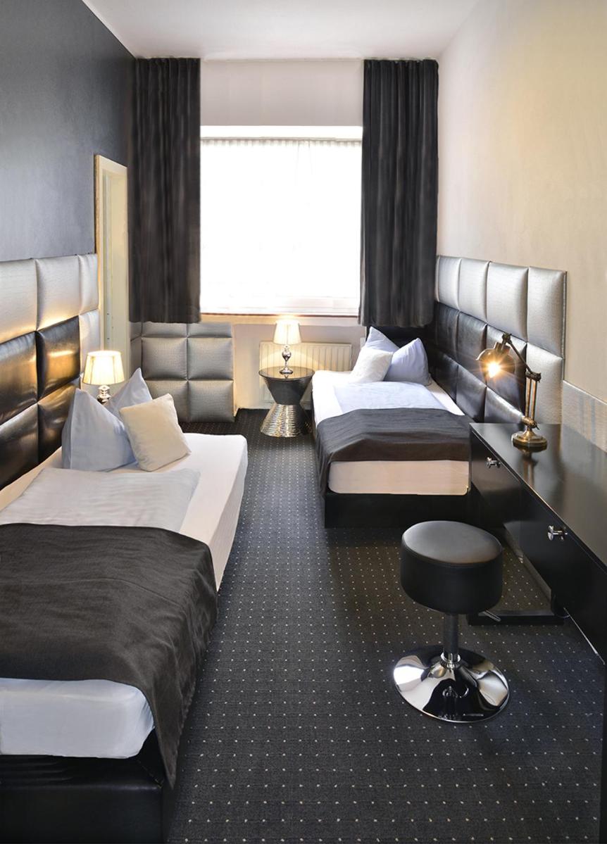 ROOM, SINGLE