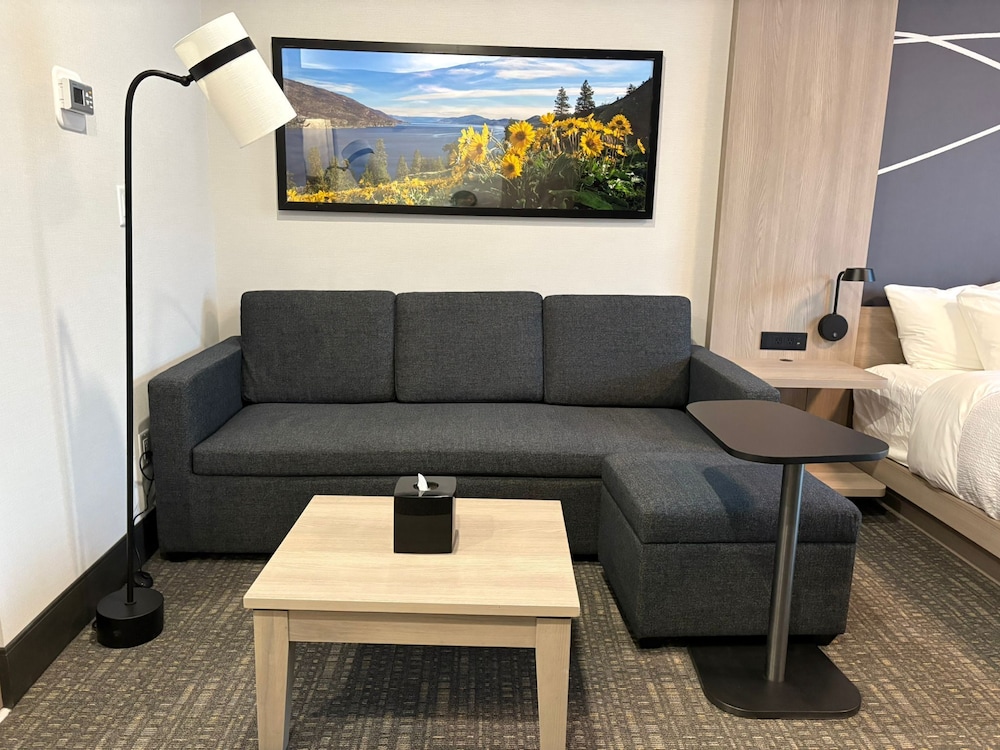 La Quinta Inn & Suites by Wyndham Kelowna BC 34/51