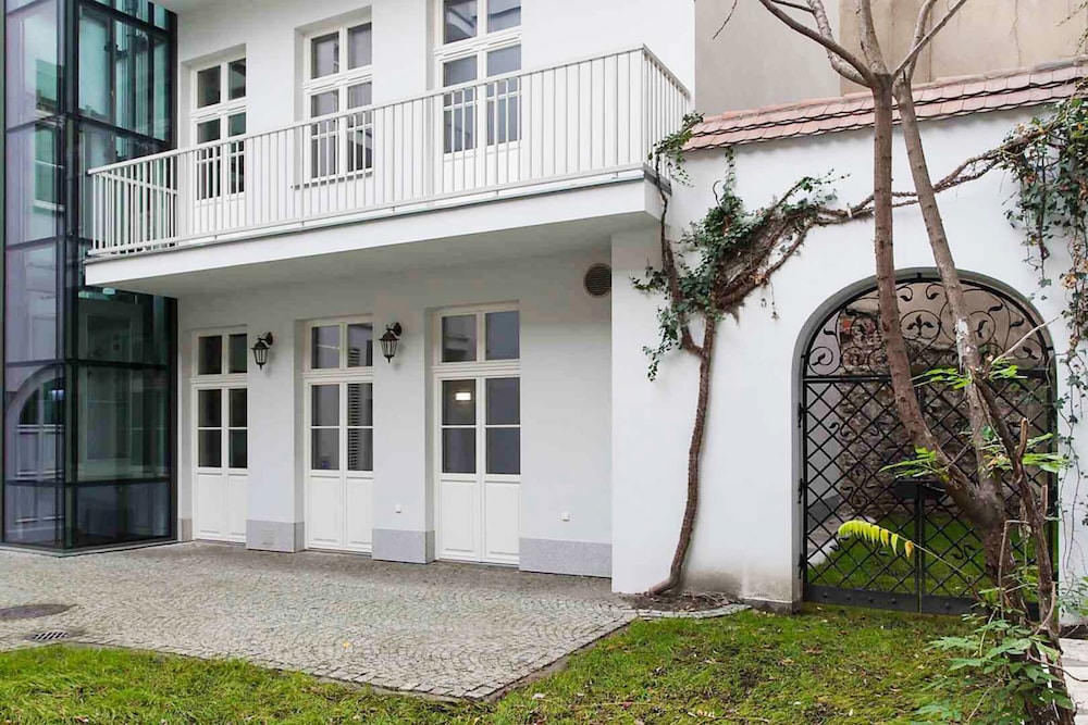 Luxury Mint Apartments Main Square 44/50