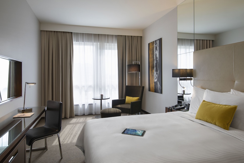 CENTRO, QUEEN BED