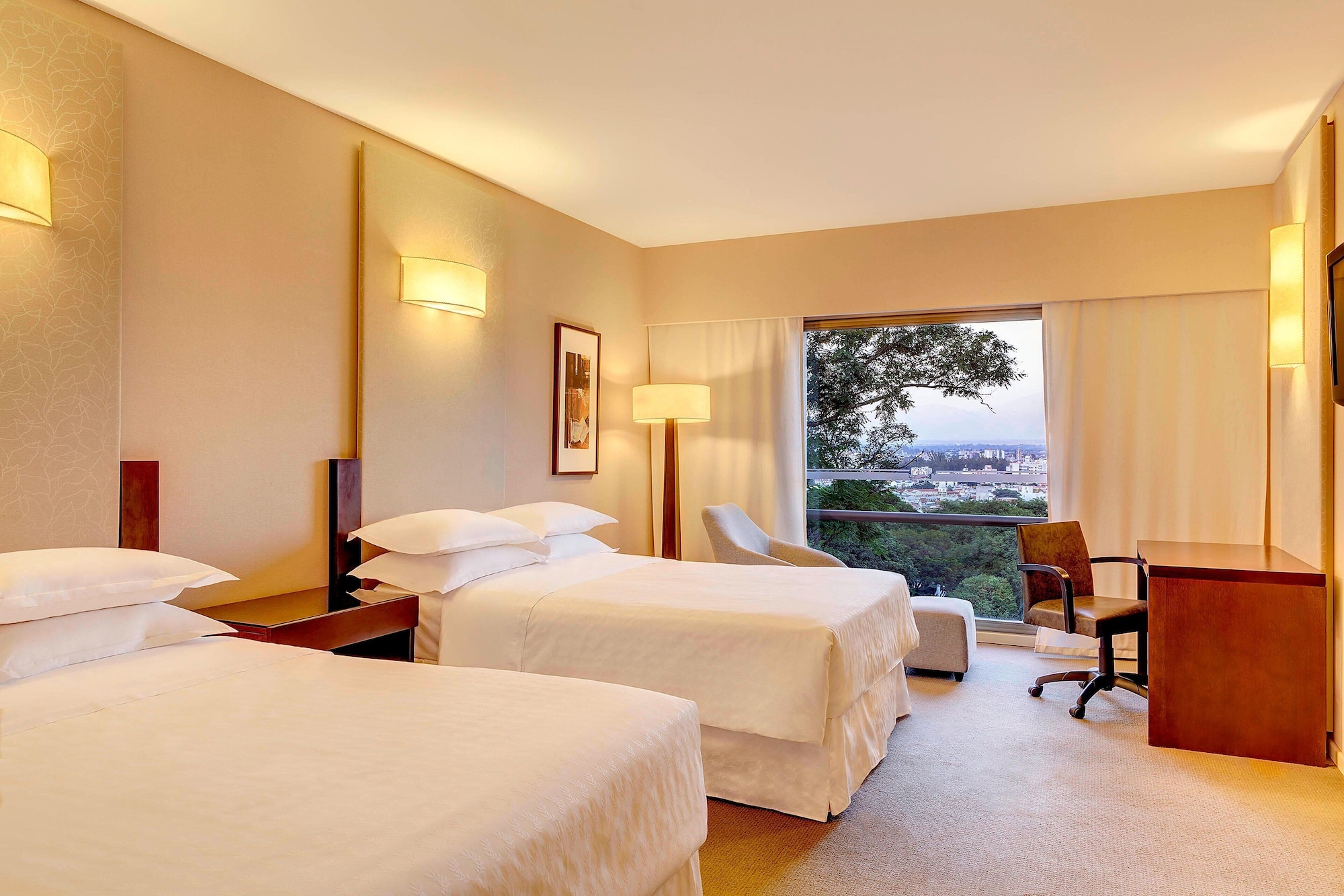 room, 2 queen beds, city view