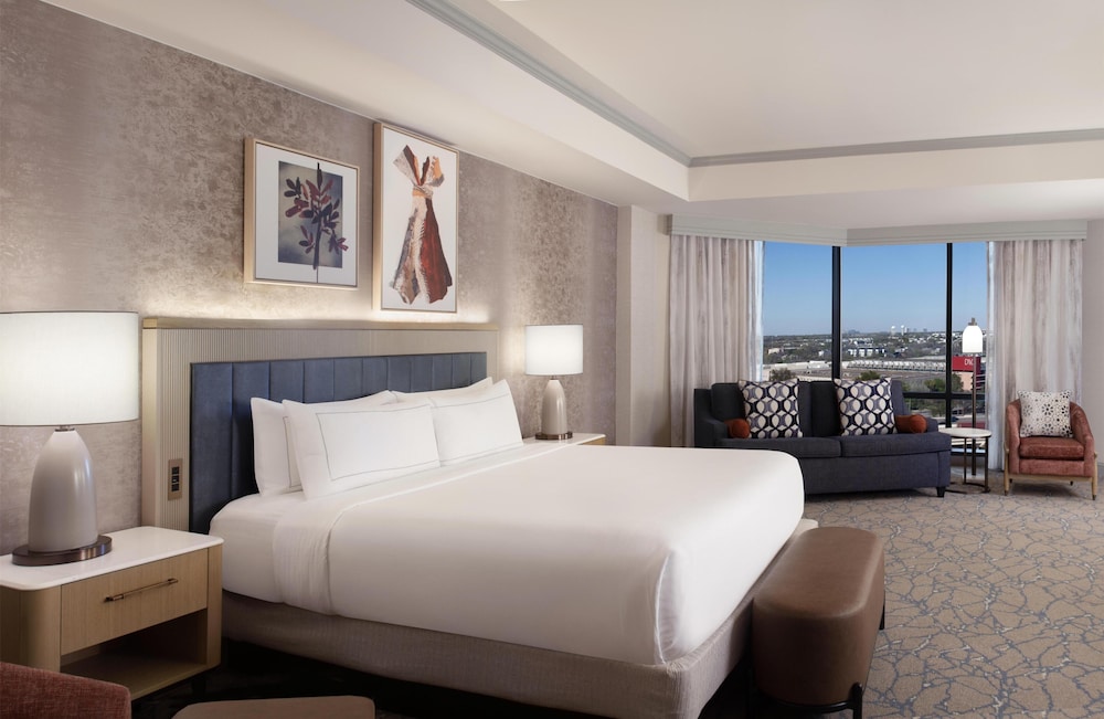 Grand, Tower, Suite, King Bed