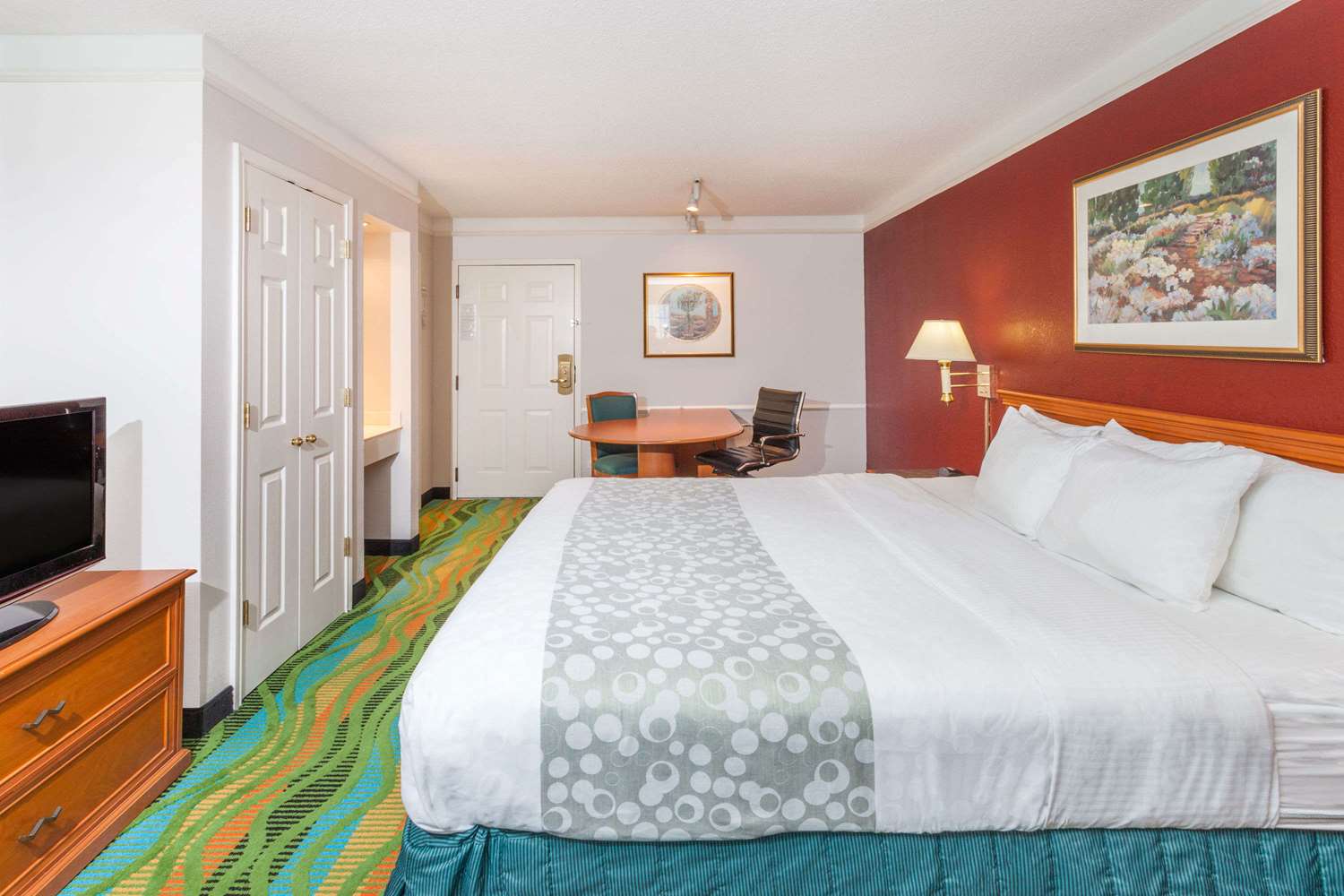 Days Inn & Suites by Wyndham Arlington Heights 8/36