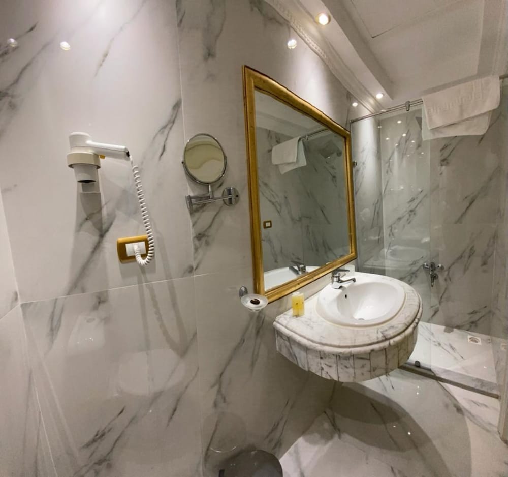 Windsor Palace Luxury Heritage Hotel Since 1906 48/50