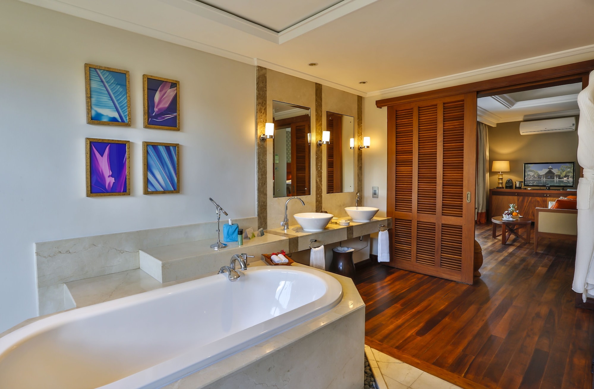 2 Bedrooms, Presidential, Pool, Villa, 2 King Beds, Beach Front