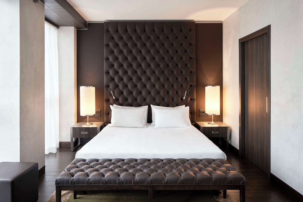 DELUXE, KING BED