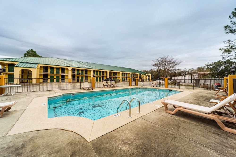 Days Inn by Wyndham Atmore 1/61