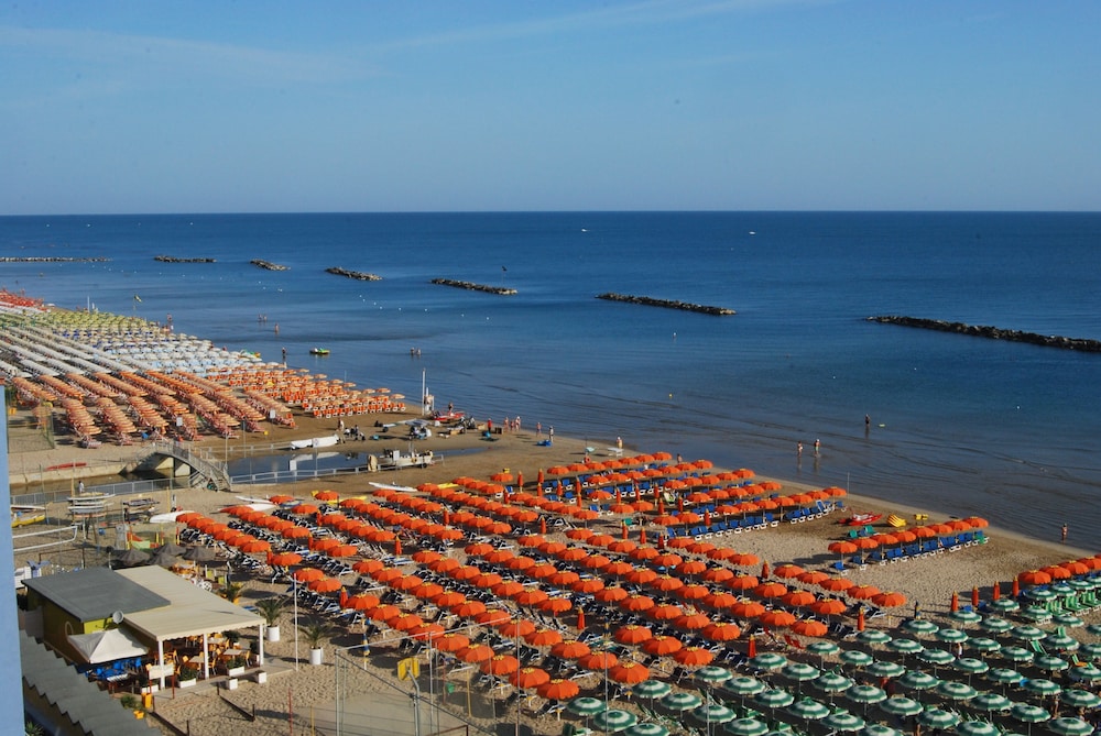 Hotel Embassy Pesaro 26/35