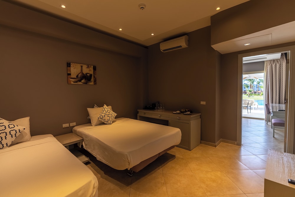 Swim Up, Family, Suite, Queen Bed, Sofa