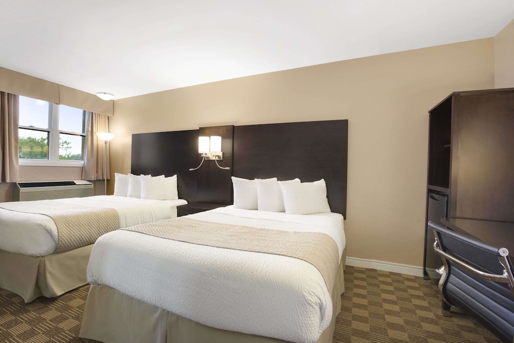 Days Inn & Suites by Wyndham North Bay Downtown 6/24
