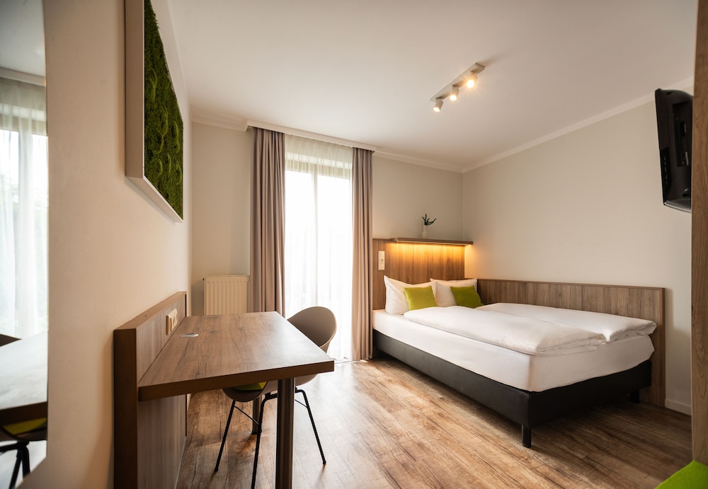 ROOM, QUEEN BED