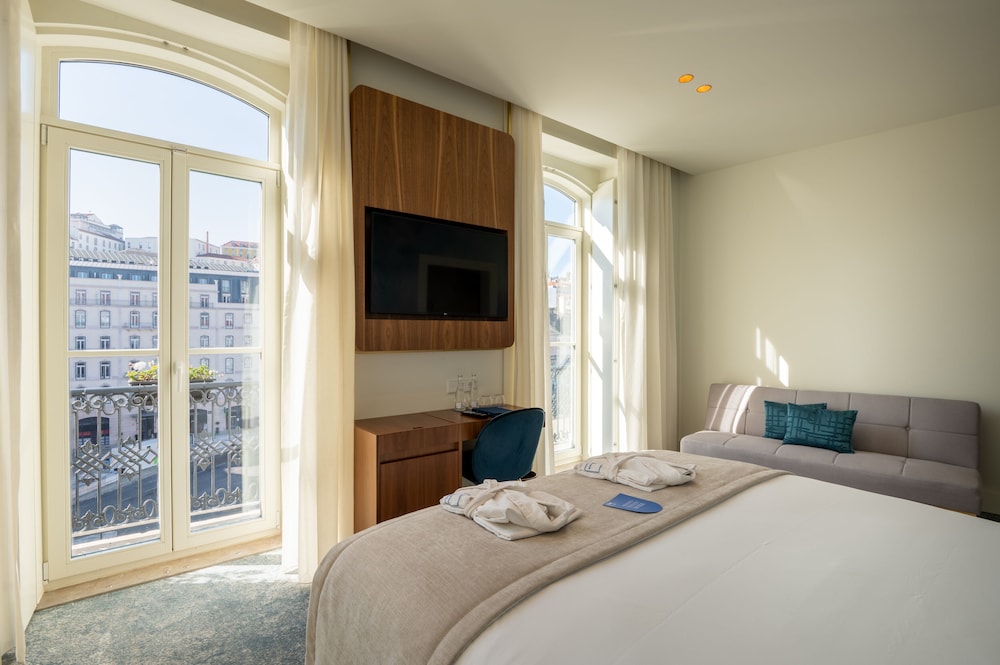 DELUXE, DOUBLE OR TWIN BED, CITY VIEW