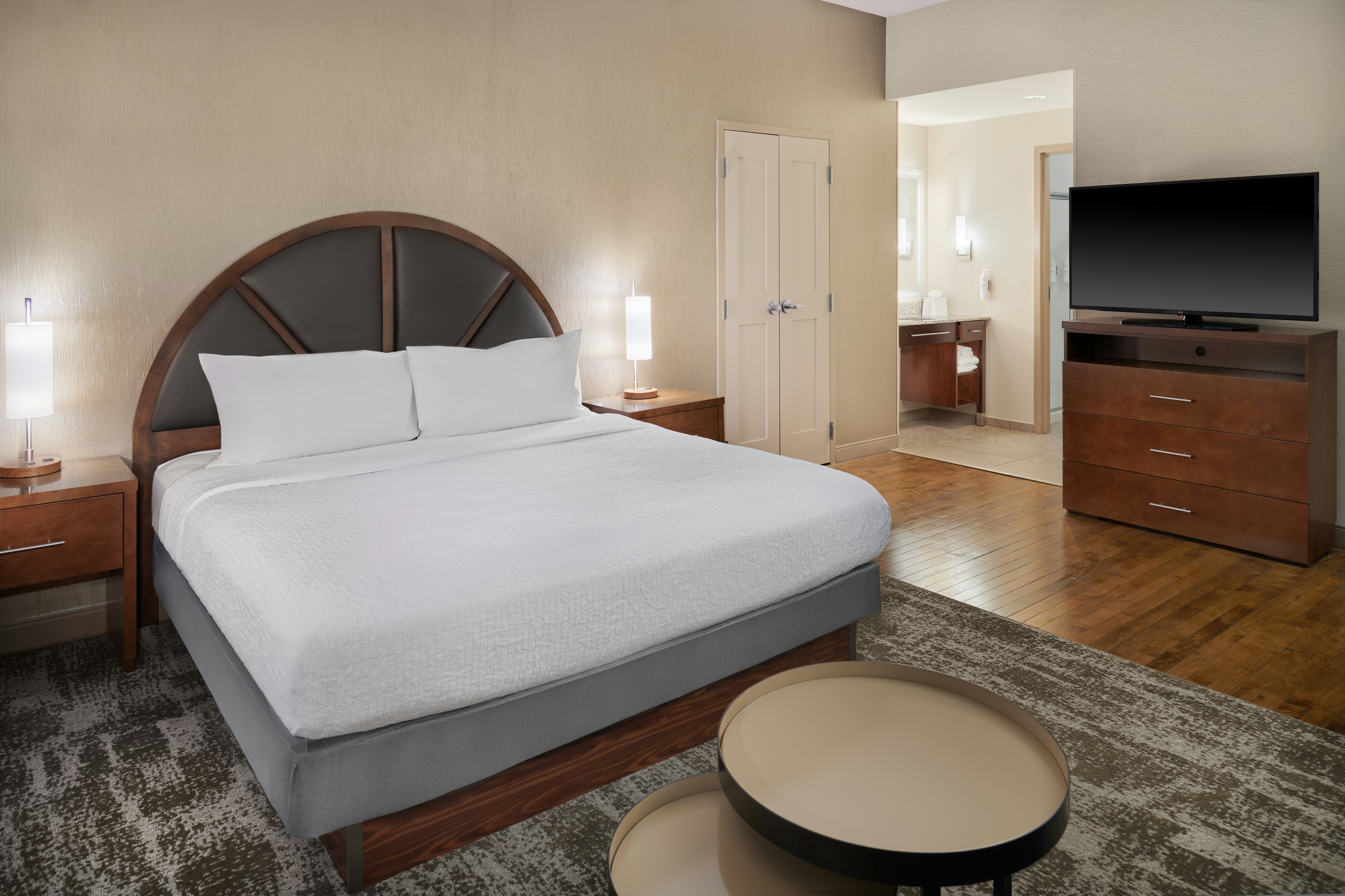 STUDIO, SUITE, KING BED
