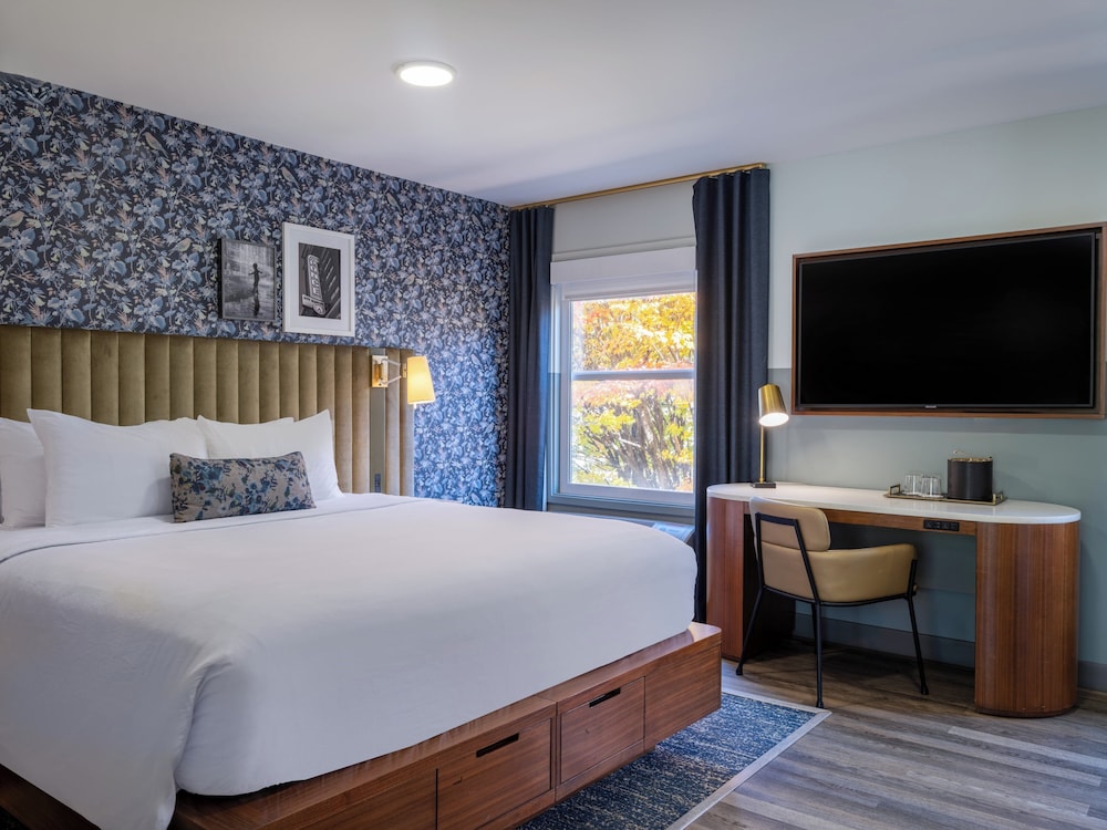 King Bed, Accessible