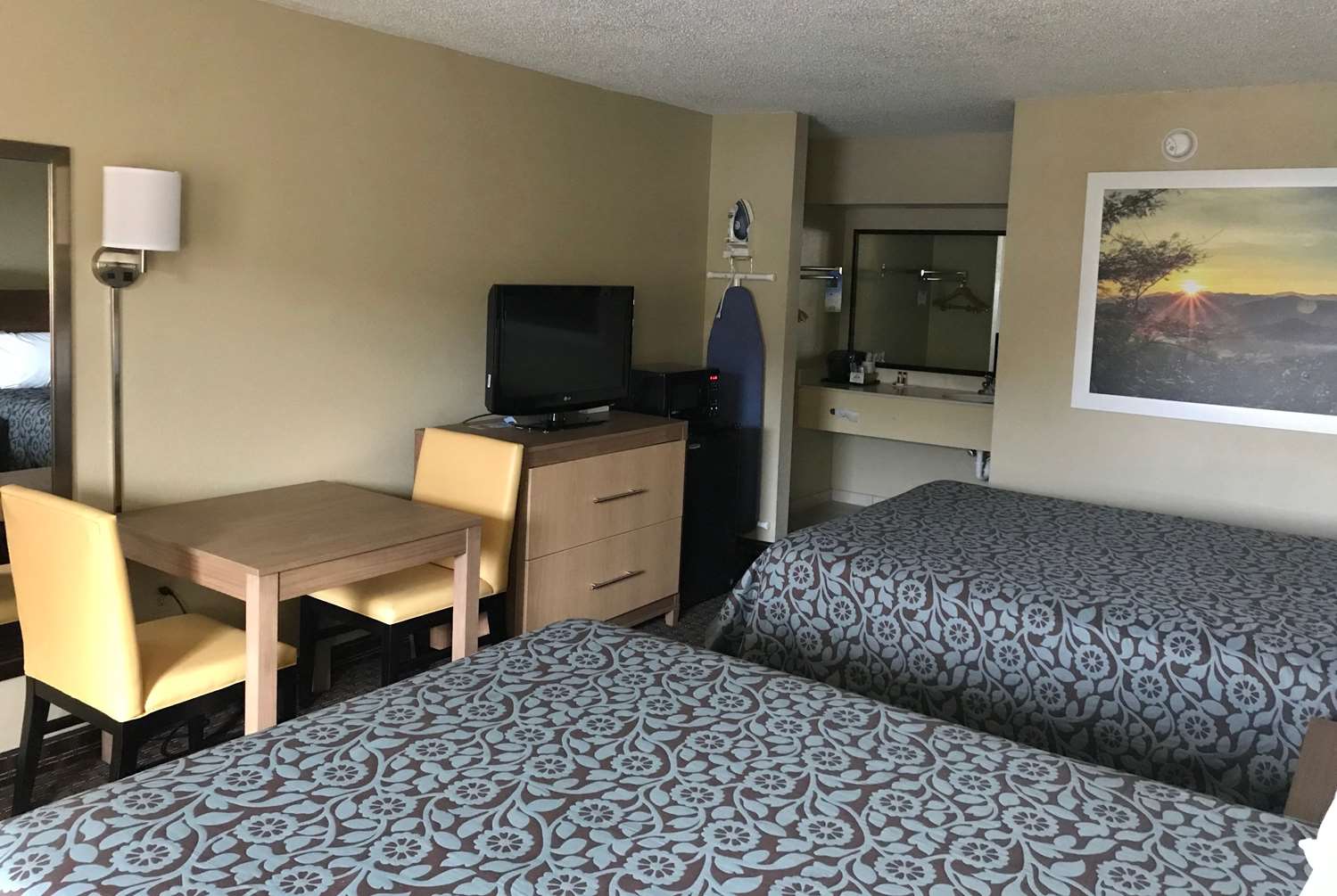 Days Inn By Wyndham Lexington Sc 16/18