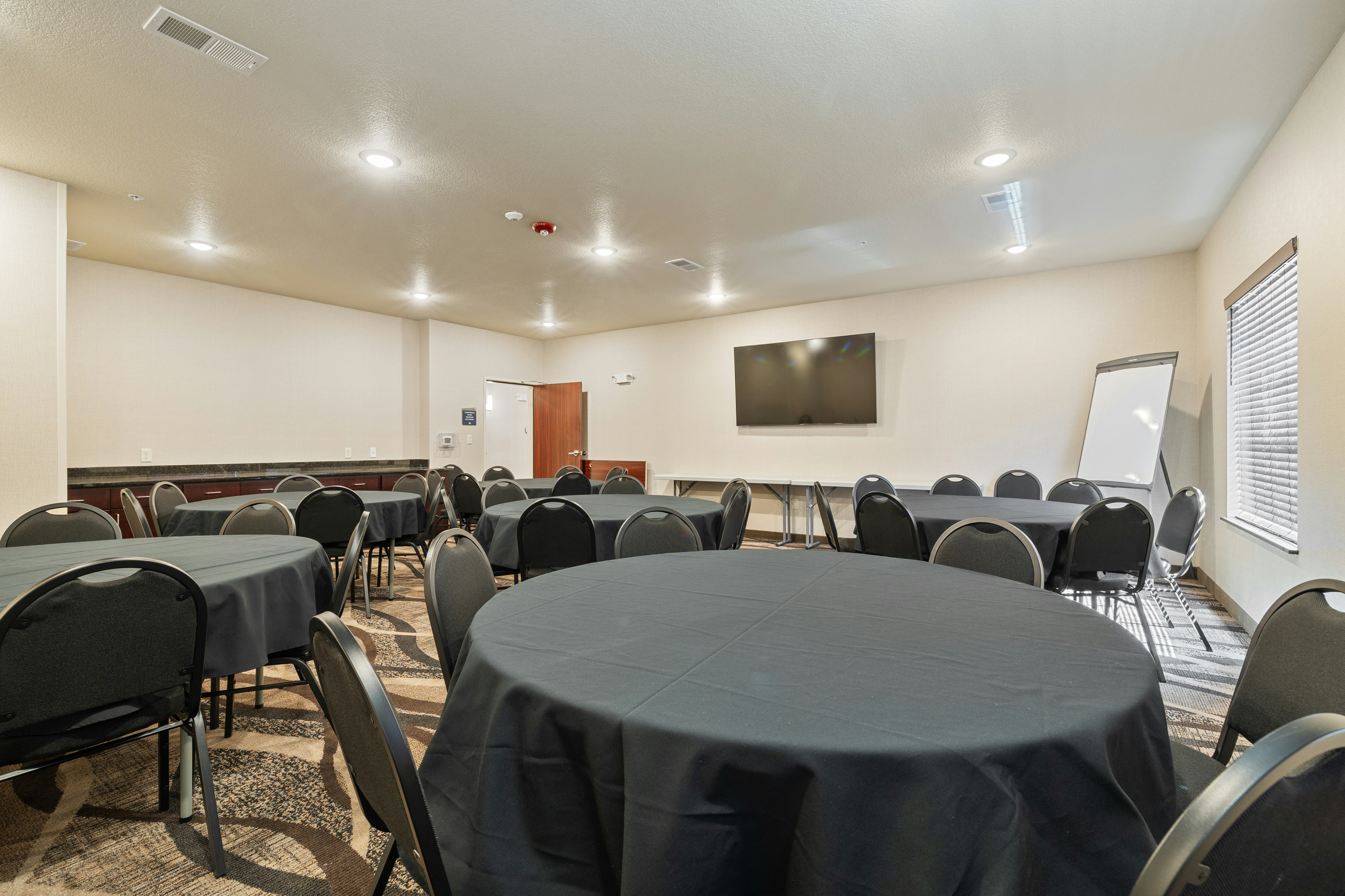 Cobblestone Hotel & Suites - Alpine 16/20