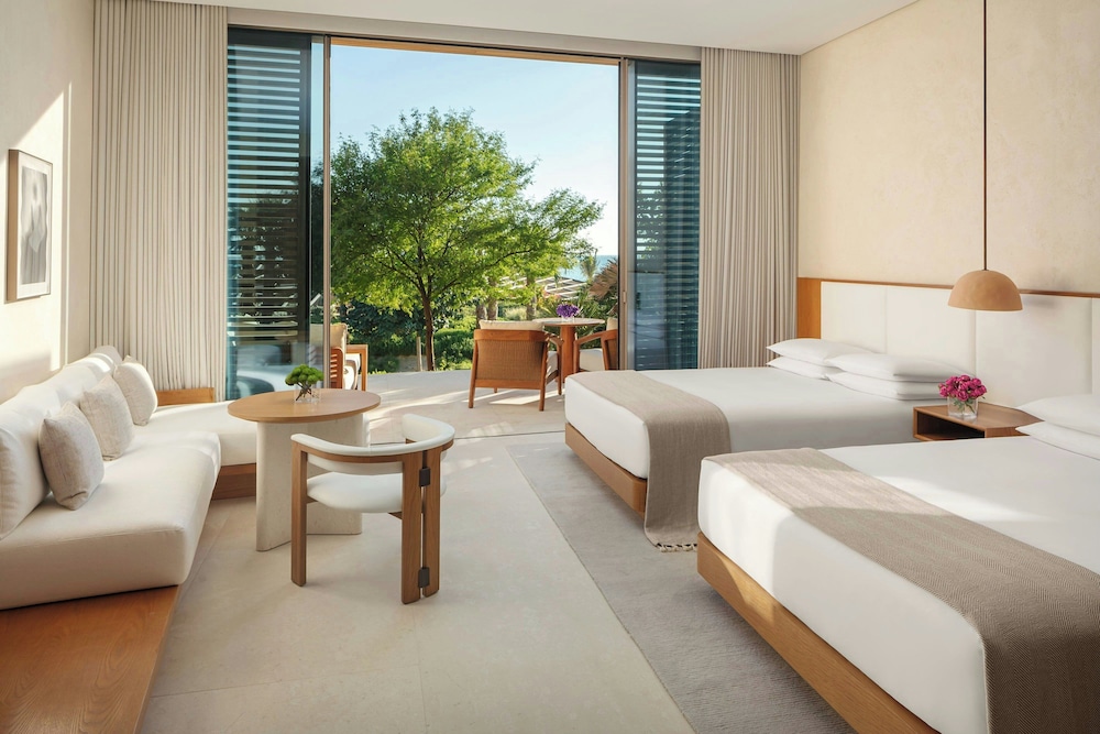 Deluxe, 2 Queen Beds, Partial Sea View, Terrace