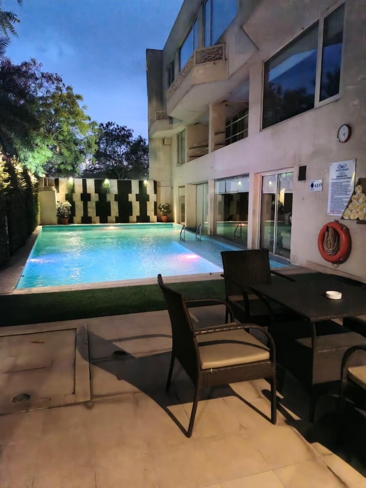 Sarovar Premiere Ct 44/45