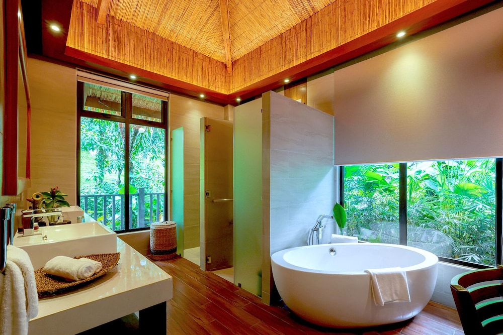 Lihim Resorts 75/75
