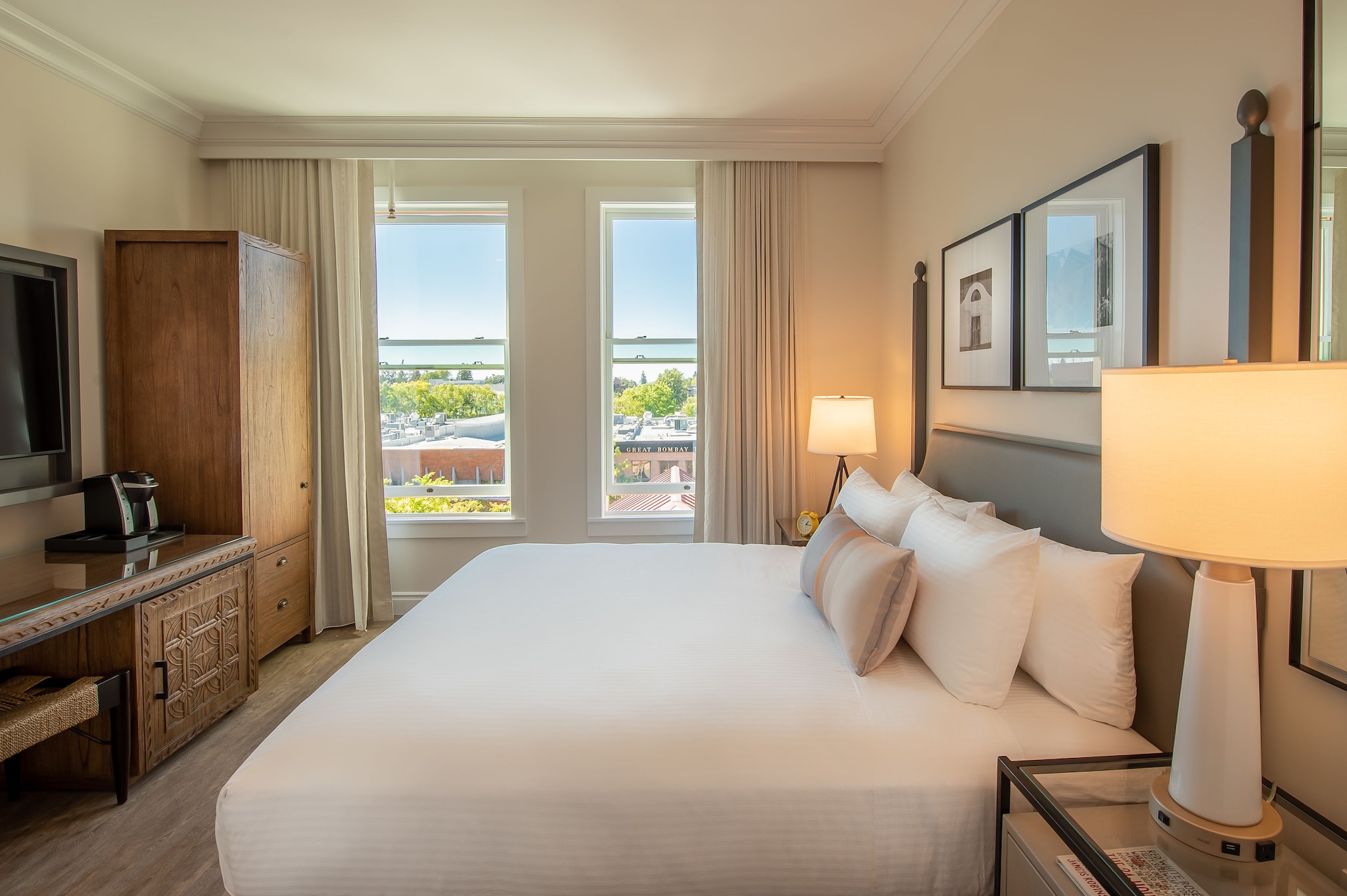 DELUXE, KING BED