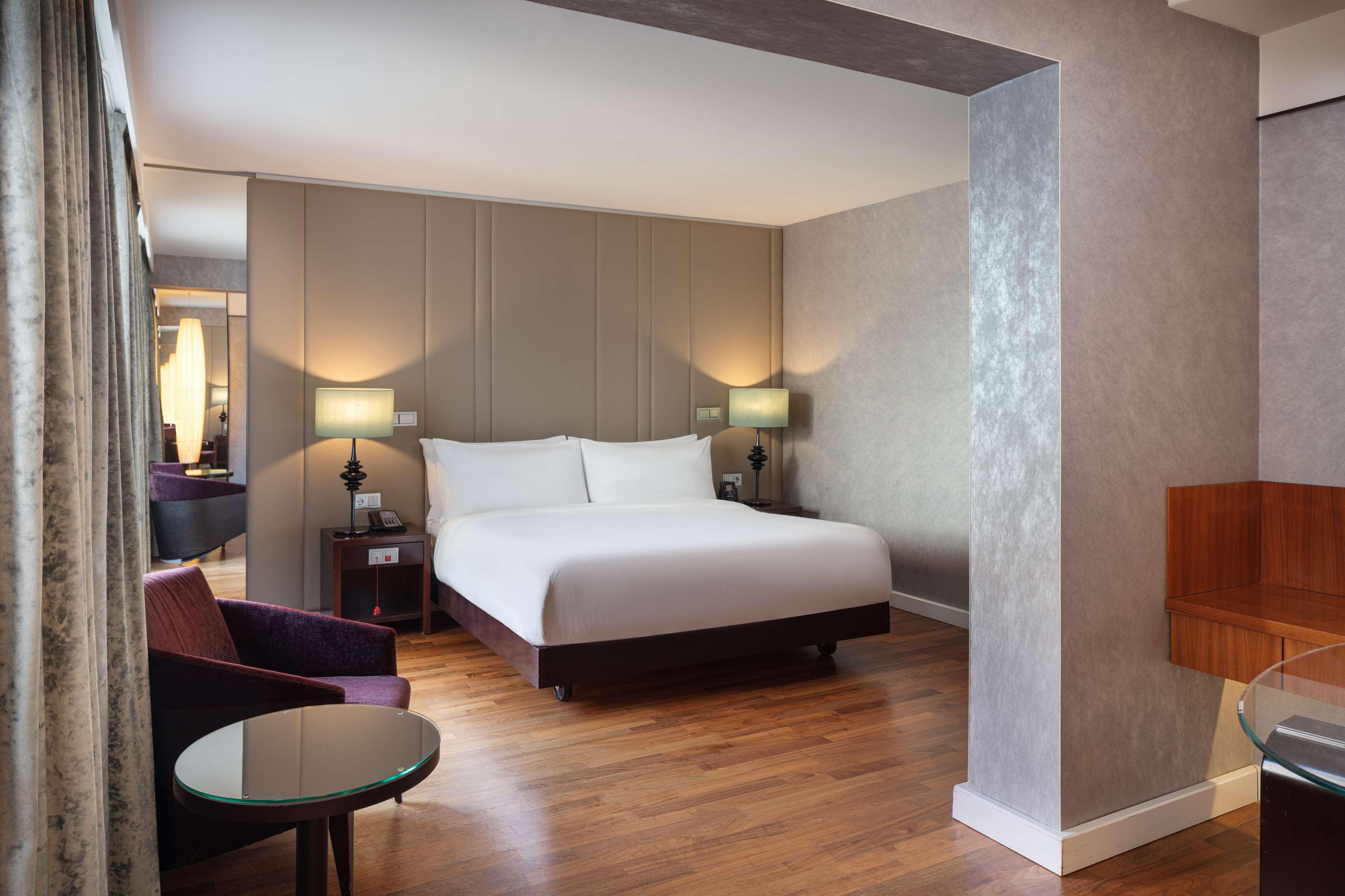 GUEST ROOM, KING BED, ACCESSIBLE