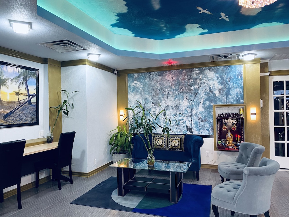 R Nite Star Inn & Suite 47/65