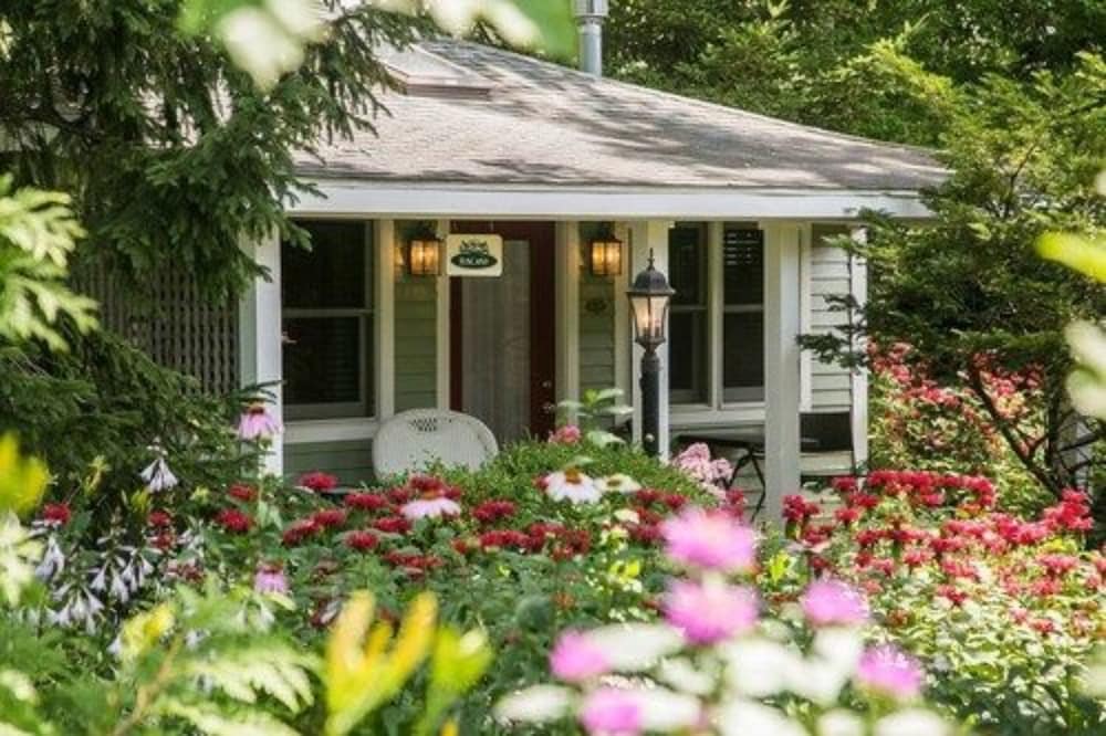 Hidden Garden Cottages Bed &amp; Breakfast 5/49