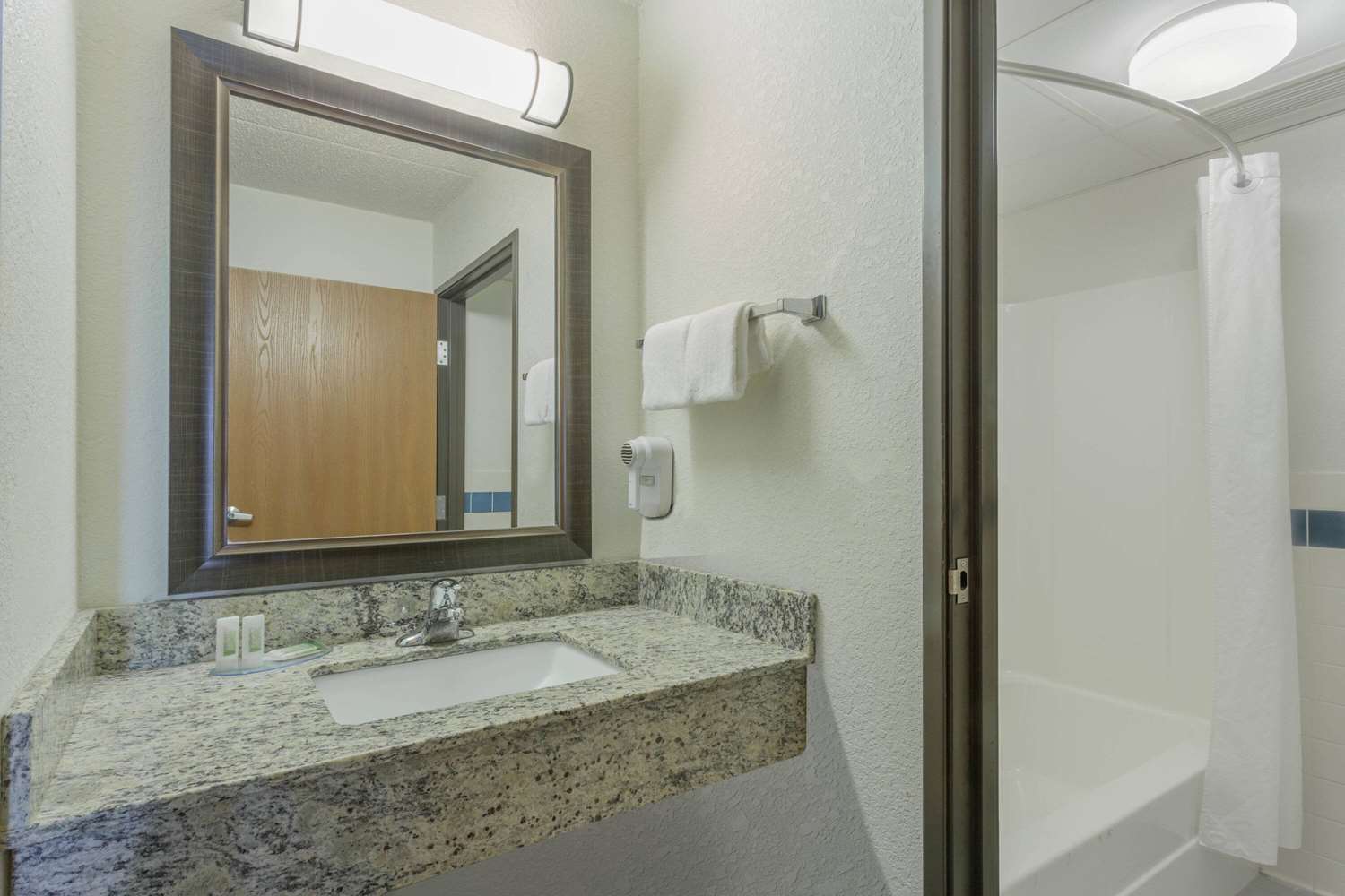 Americinn By Wyndham Menominee 40/40