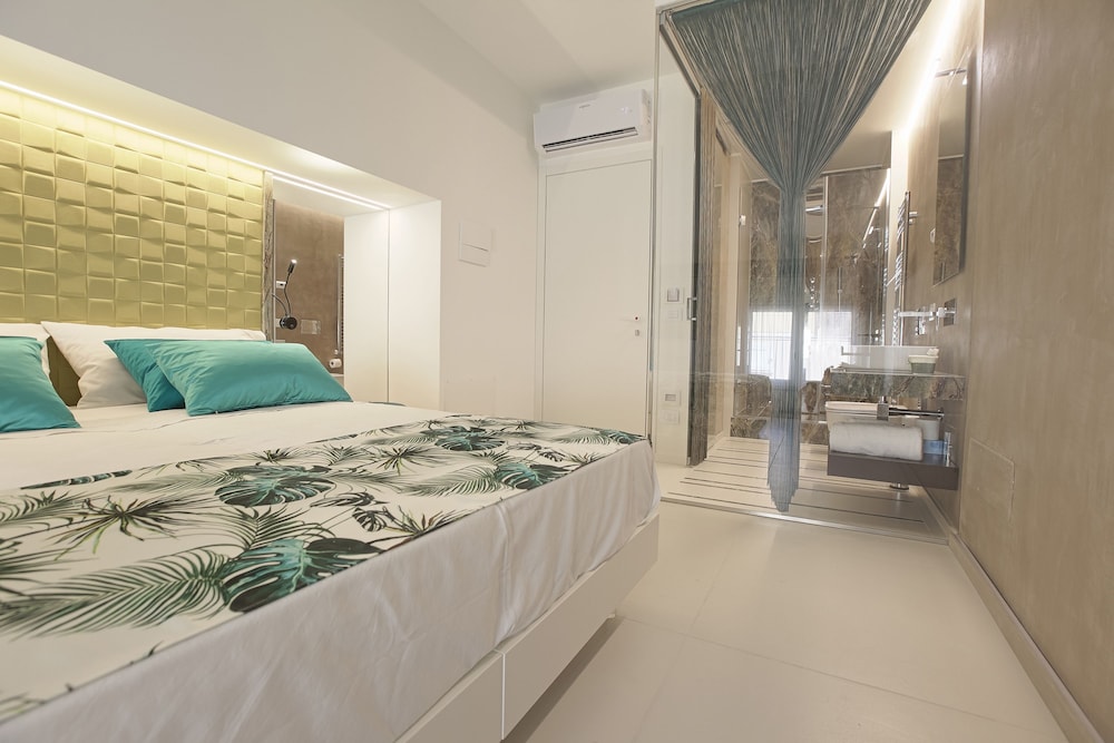 DELUXE, DOUBLE OR TWIN BED