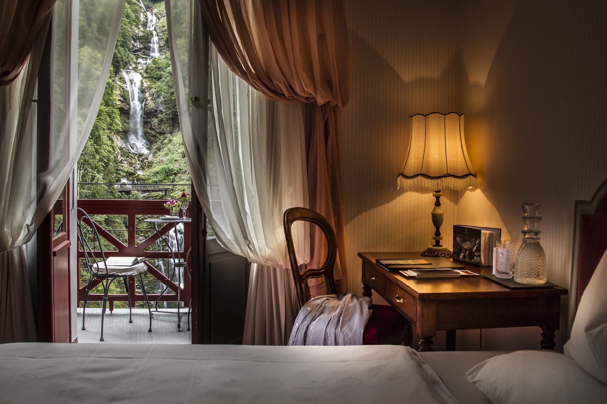 Superior, King Bed, Waterfall View
