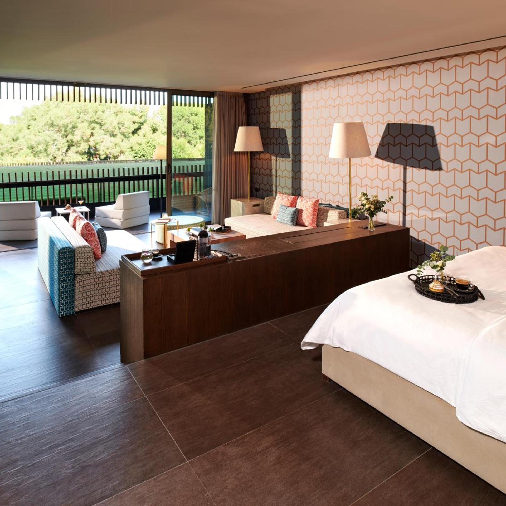 Suite, Single, King Bed, Land View