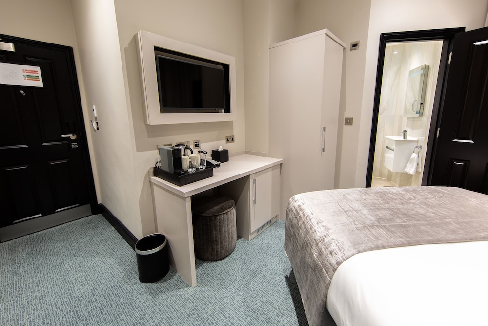ROOM, QUADRUPLE