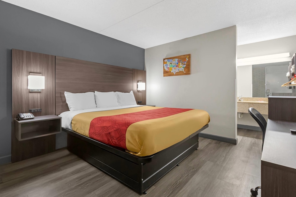 Room, King Bed, Smoking, Econo Lodge Creedmoor - Butner 3/6