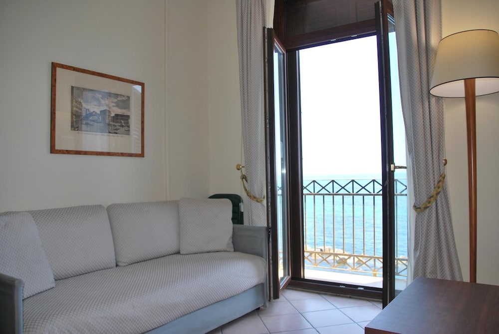 Domus Mariae Albergo 31/48