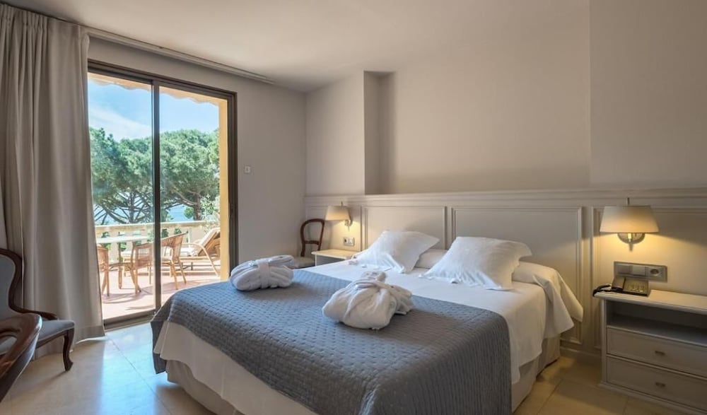 Room, Queen Bed, Garden or Pool View, Balcony
