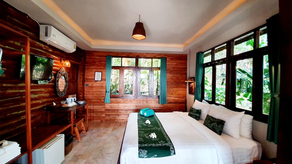 Koh Jum Ocean Beach Resort 12/50