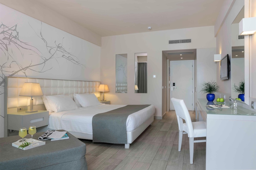 DELUXE, PARTIAL SEA VIEW