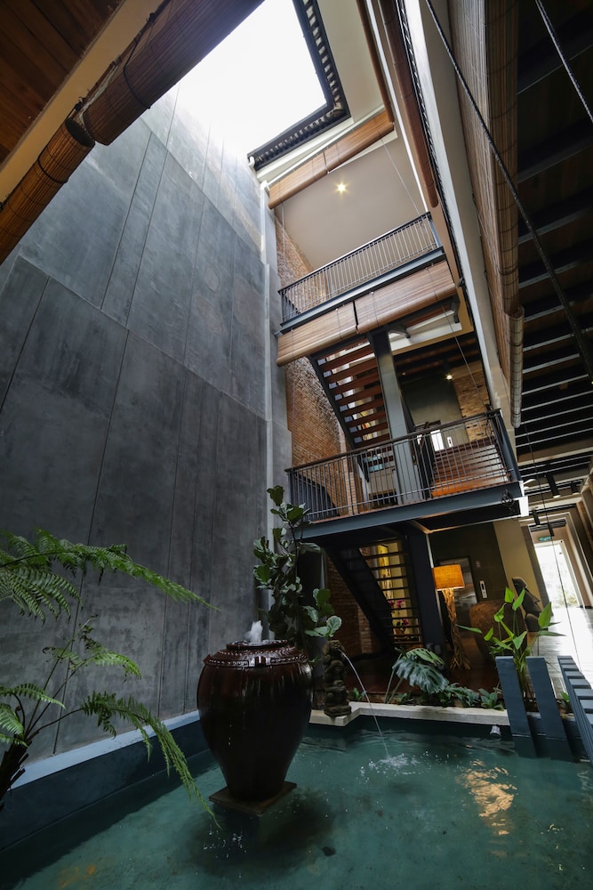 1825 Gallery Hotel 35/50