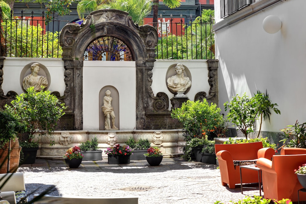 Piazza Bellini 58/63