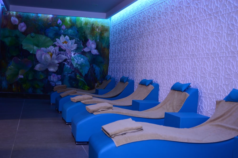 Glamour Resort Spa 67/70