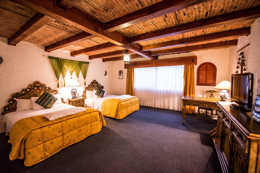 DELUXE, 2 QUEEN BEDS