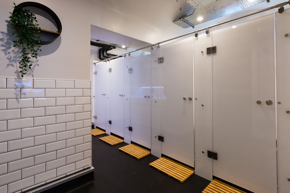 CoDE Pod Hostels THE CoURT 25/49