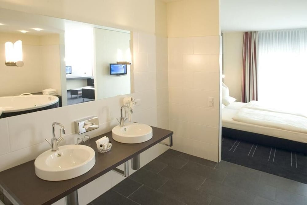 NOVINA HOTEL HERZOGENAURACH HERZO-BASE 65/66