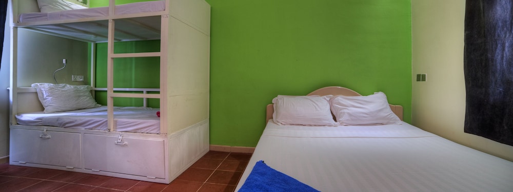 Private, Mixed Dorm, Shared Bathroom