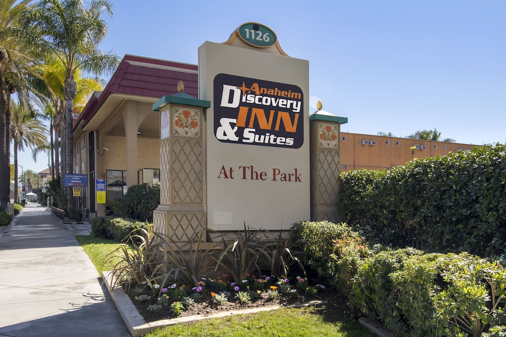 Anaheim Discovery Inn Suites 3/68